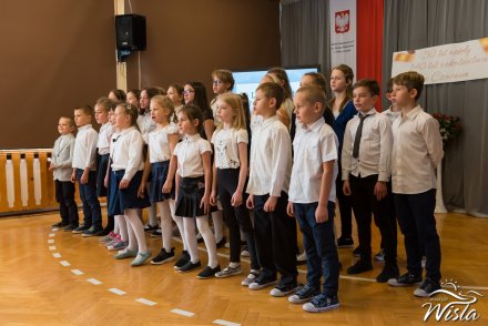 Uczniowie w czasie występów na jubileuszu